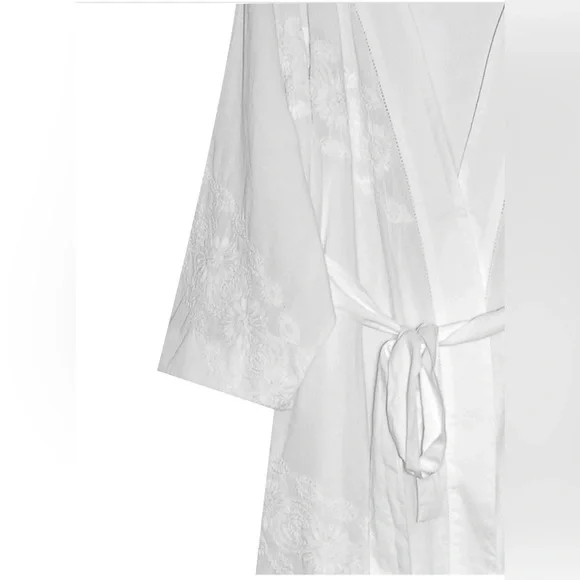 La Cera Embroidered Short Robe - Picture 4 of 11